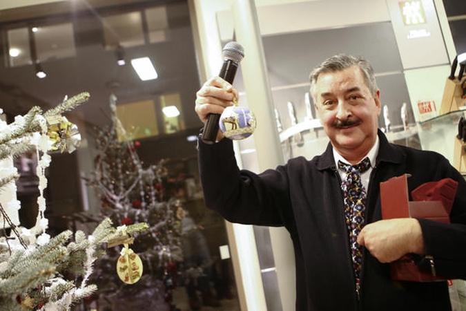 Žinomi vilniečiai kartu papuošė Kalėdų eglutę