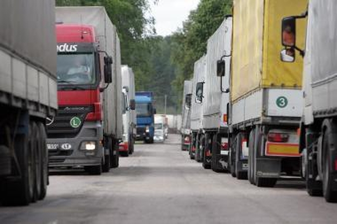 Rusijos pasienyje įstrigusius vežėjus gelbės ir ugniagesiai