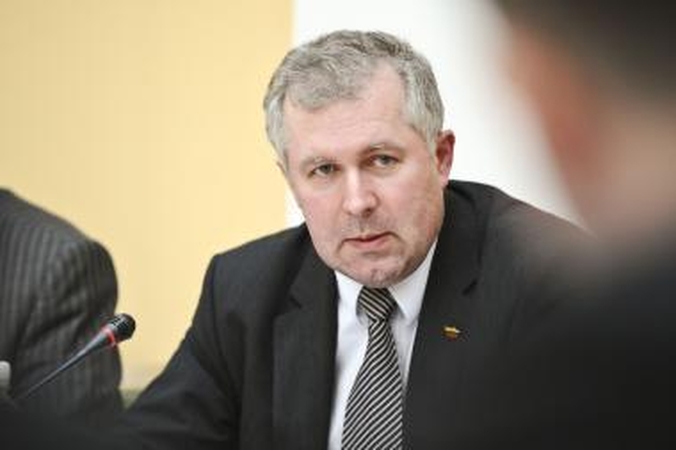 Į saugumą keliauja nauji klausimai dėl 12-os pažymų