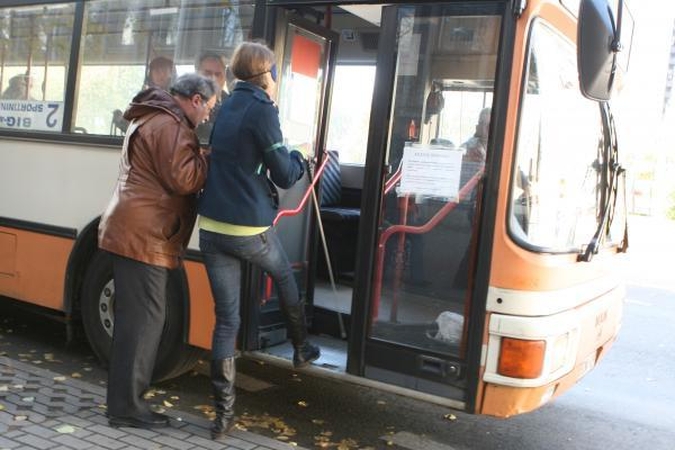 Akliesiems sunku keliauti po Klaipėdą autobusais