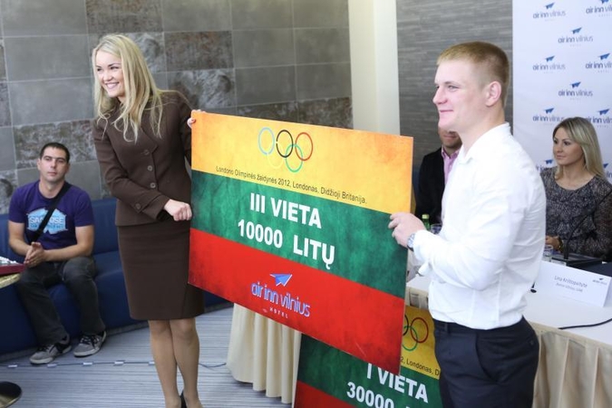 Medalius iškovojusiems olimpiečiams įteiktos premijos