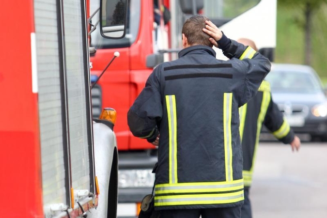 Nuo stogo nukritęs ugniagesys susilaužė stuburą