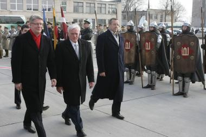 V.Adamkus - daugiausia uždirbantis Baltijos šalių vadovas