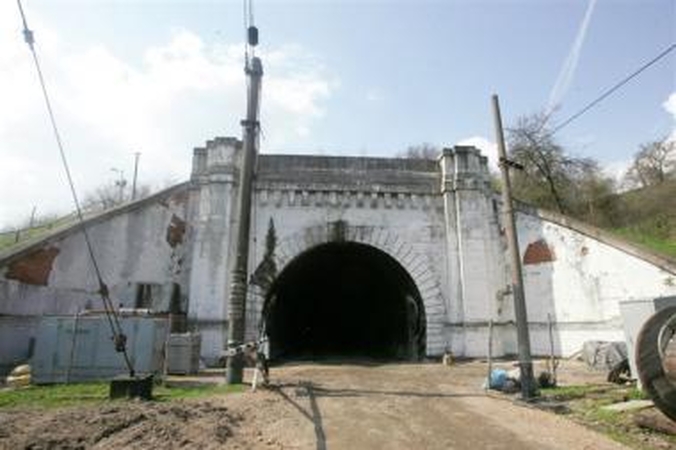 Geležinkelio tunelio renovavimo darbai stringa