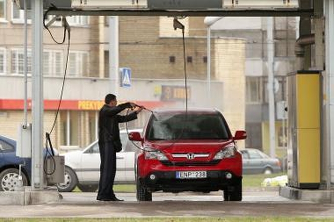 Kur plauti automobilį: pačiam - pigiau, plovykloje - greičiau