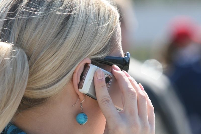Telefonų baterijos ateityje galės pasikrauti mums kalbant