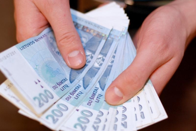 Klaipėdos įmonė krovėjams atlyginimus mokėjo vokeliuose