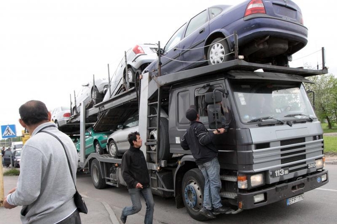 Baltarusiai skuba išsivežti įsigytus automobilius