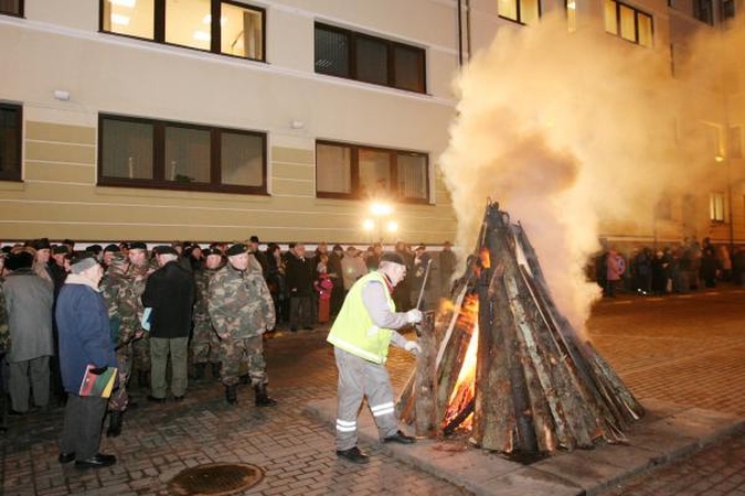 Sausio 13-osios išvakarėse uostamiestyje liepsnos laužai.