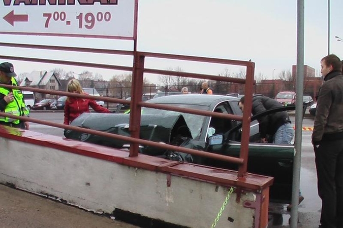 Naktį į turgaus sieną rėžėsi „Audi“ (vairuotojo krūtinėje - peilis)