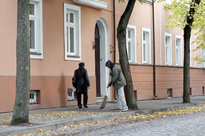 Ginčas savivaldybėje: ar reikia „užsidirbti“ socialinę išmoką?