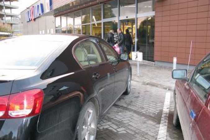 Neįgaliųjų automobiliams - ne tik ženklai, bet ir specialūs leidimai