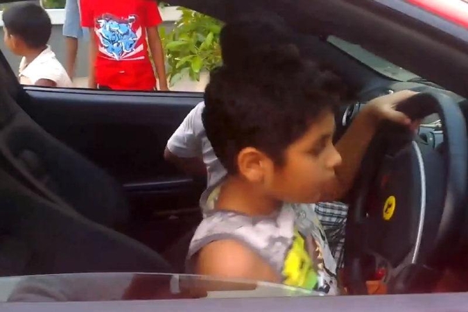 Prie „Ferrari“ vairo – devynmetis: tėvo gimtadienio dovana
