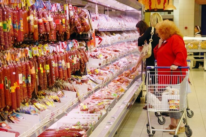Britanija atmeta galimybę įvesti „panišką“ mėsos iš ES draudimą