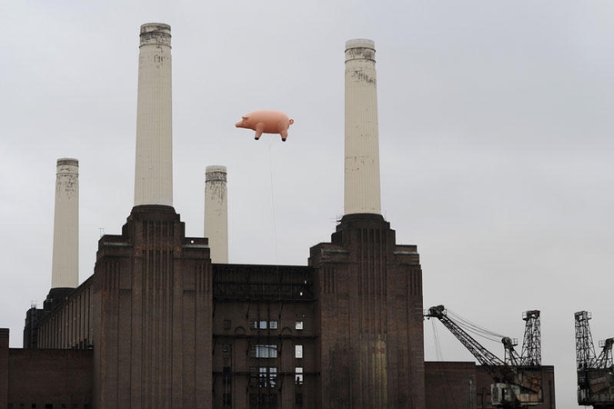 Virš senosios Londono elektrinės vėl pakilo grupės „Pink Floyd“ kiaulė