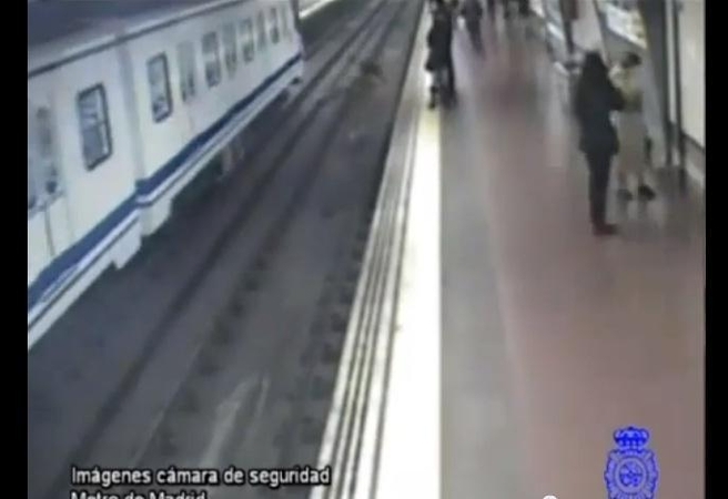 Šiuolaikiniai didvyriai: drąsuolis išgelbėja ant bėgių nukritusį vyrą