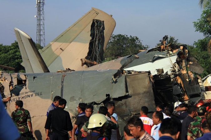 Lėktuvo katastrofos Indonezijoje aukų skaičius padidėjo iki 11