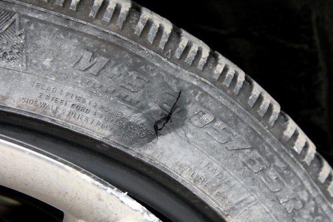 Automobilį rado supjaustytomis padangomis