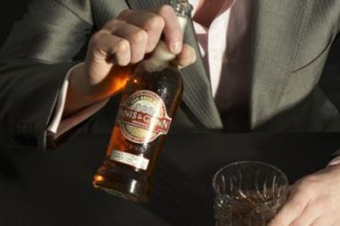 Alus vyrams kerta žemiau juostos 