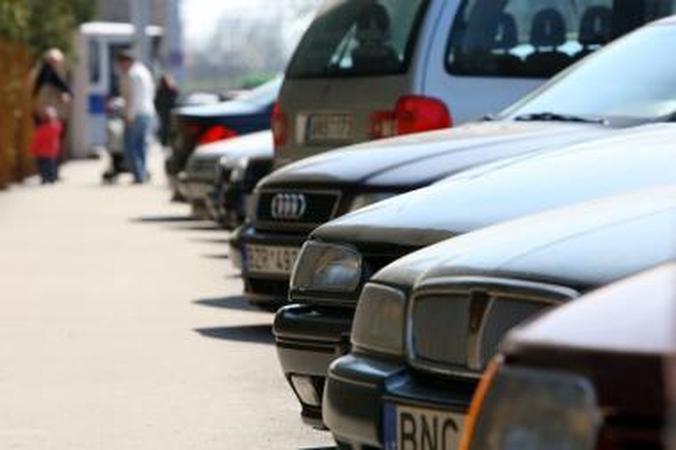 Konfiskuoti automobiliai savininkų nesulaukia metų metus