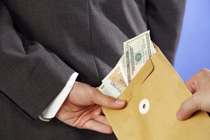 Ukrainos finansų komisijos vadovas įtariamas paėmęs pusės milijono dolerių kyšį