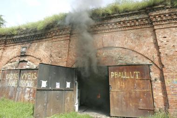 Valdžia šneka, fortai griūva