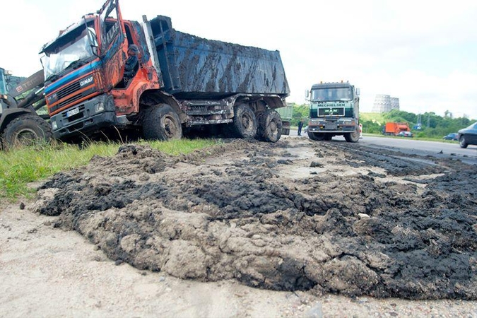 Šalia Gariūnų veždamas dumblą apvirto sunkvežimis