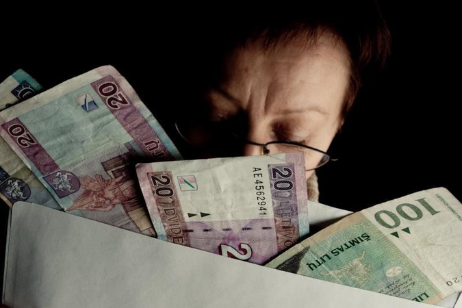 Atlyginimas vokelyje – paimtumėte ar atsisakytumėte?