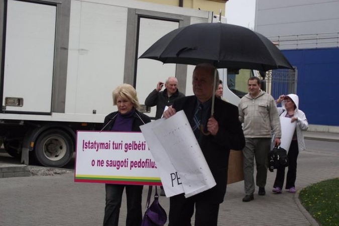 D.Kedžio šalininkai surengė piketą prie Kėdainių teismo