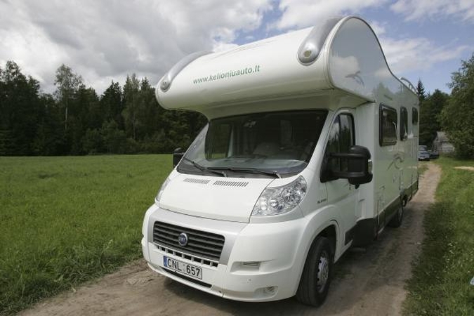 Transporto naujovė – kemperis, skirtas plaukioti vandenyje