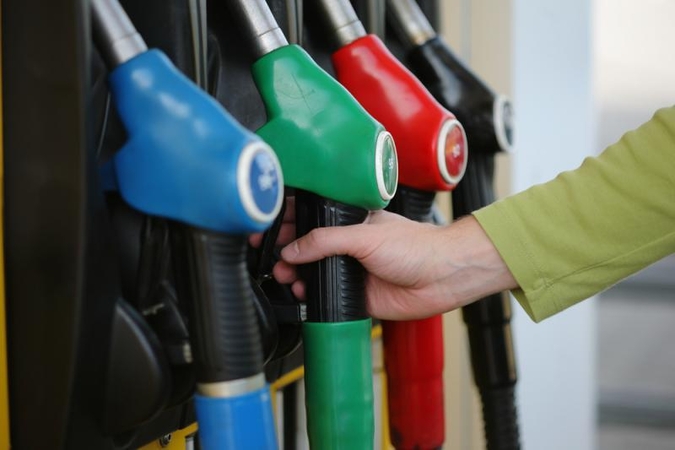 Brangstantis benzinas vis daugiau vairuotojų verčia rinktis dujas