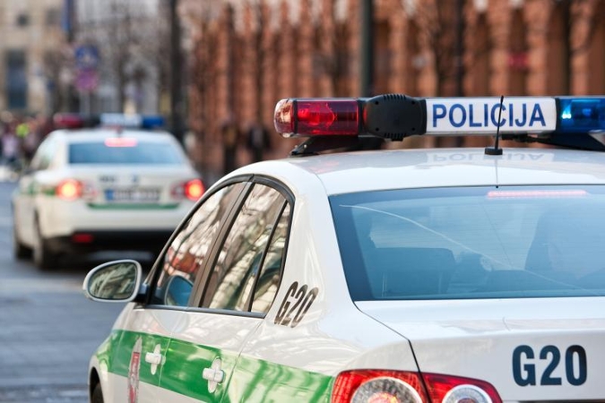 Vilniuje saulės akinamas vairuotojas įpuolė į kitą automobilį