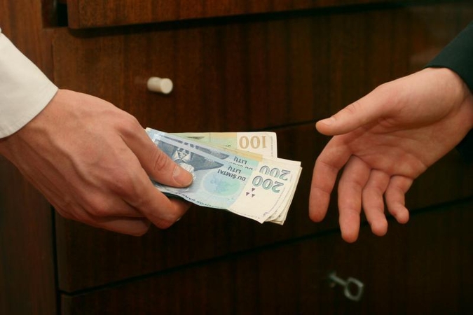 Neblaivus kaunietis pareigūnams siūlė kyšį