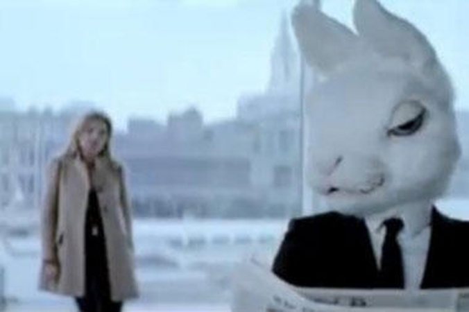 Kate Moss reklaminiame vaizdo klipe gundo triušį