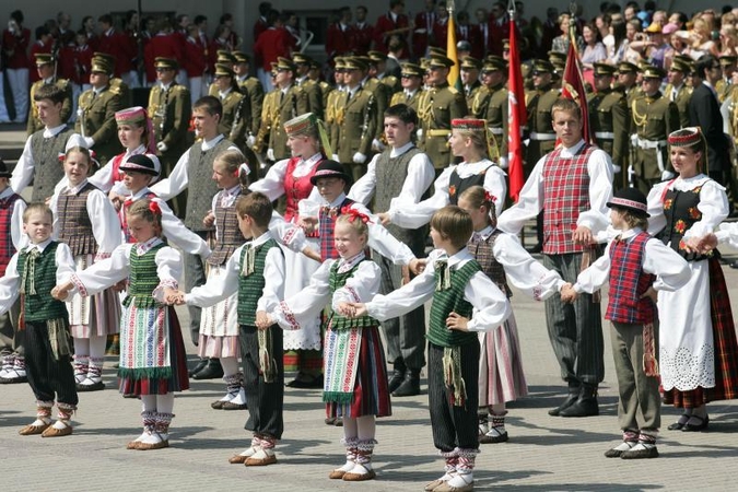 Iškilmingai atidaryta Moksleivių dainų šventė