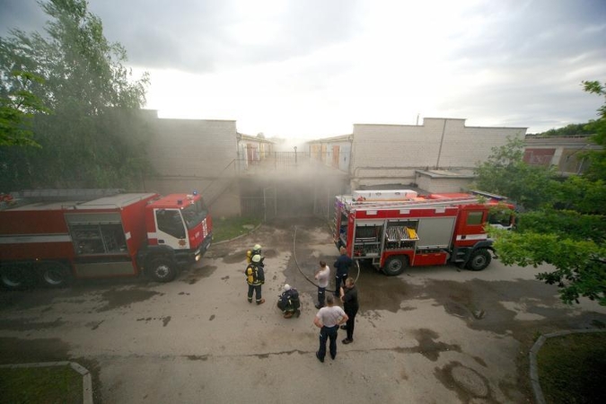 Garažų masyve Islandijos pl. degė automobilis (foto)