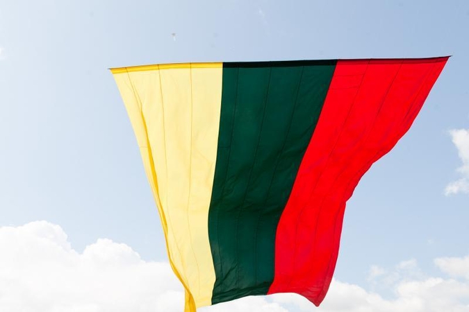 Nurimęs vėjas neleido pakilti į dangų Lietuvos vėliavai