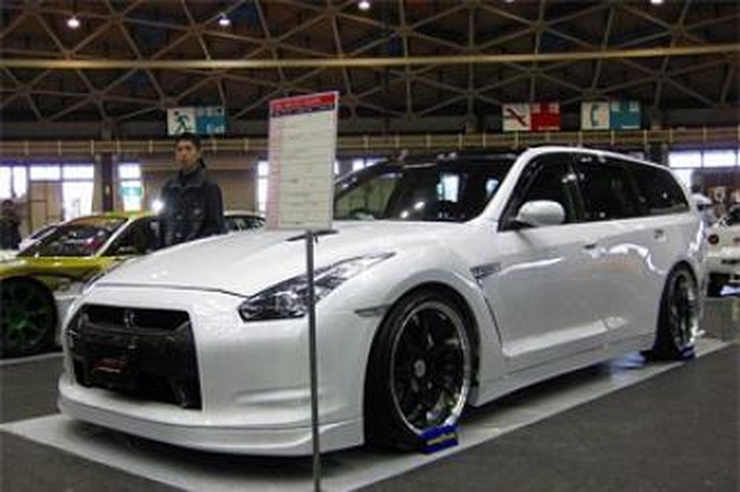 „Nissan GT-R“ virto universalu