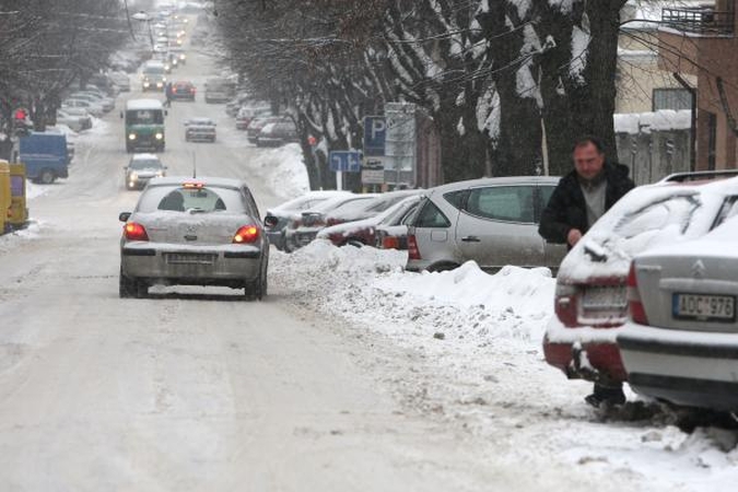 Sninga visoje šalyje, atšaukti keli skrydžiai iš Kauno (papildyta)