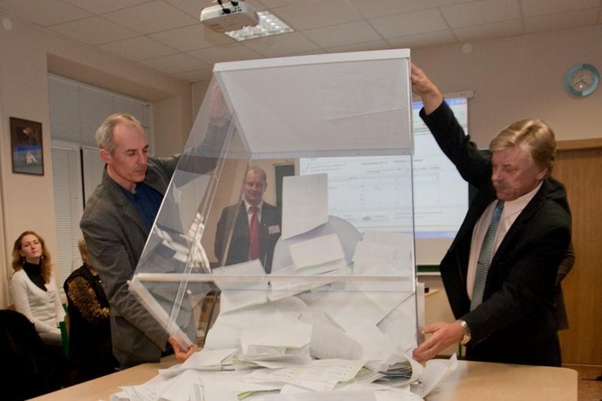 Populiariausiomis išlieka opozicinės partijos