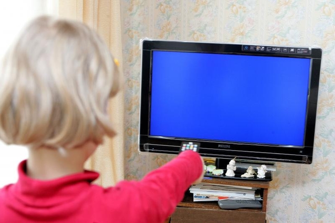 Medikai: televizorių galima žiūrėti vyresniems nei dviejų metų vaikams