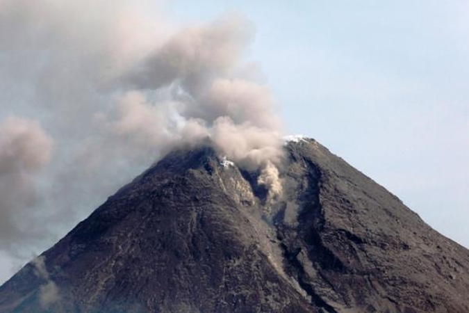Indonezijoje vėl išsiveržė Merapio ugnikalnis