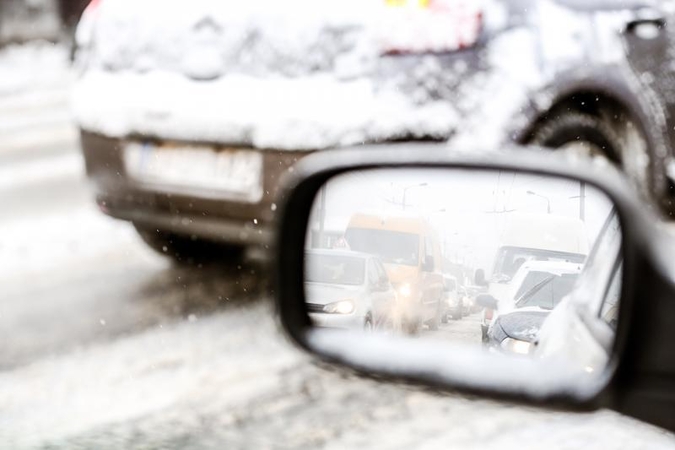 Žiema nerimsta: eismo sąlygos Kaune – vėl sudėtingos 
