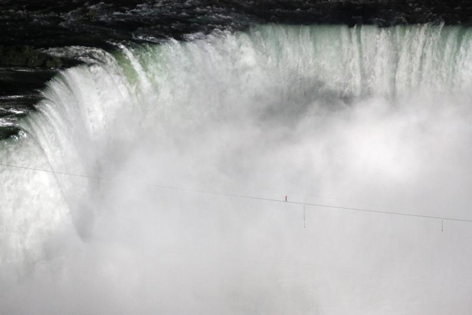 Pribloškiantis triukas: akrobatas perėjo lynu virš Niagaros krioklio