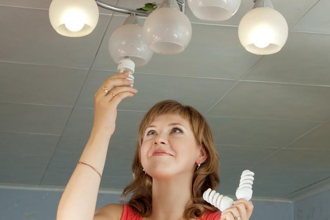 Kaip elgtis sudužus energiją taupančiai lemputei? (patarimai)