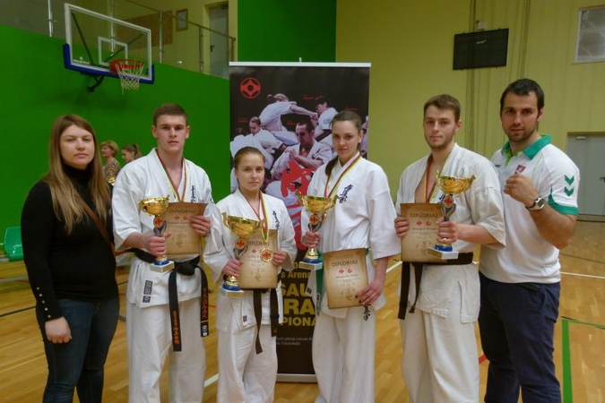 Klaipėdiečiai karatė atletai grįžo su medaliais ir kelialapiais