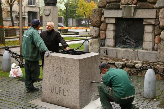 Amžinoji ugnis Karo muziejaus sodelyje persikėlė į naują aukurą
