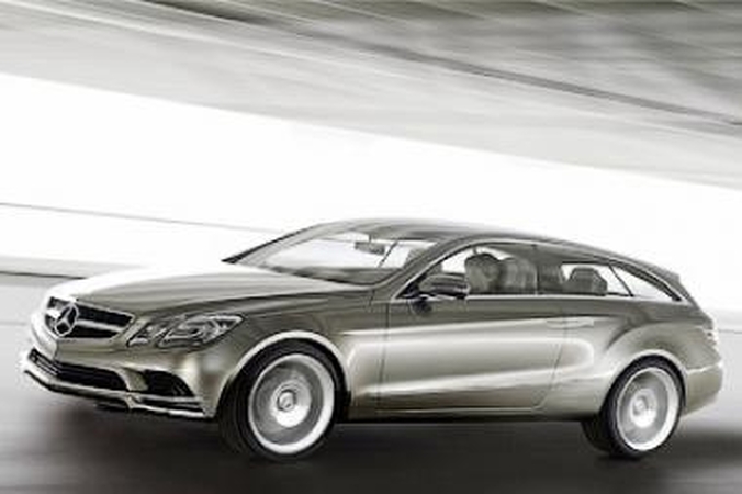 E klasės „Mercedes-Benz“ – triduris universalas