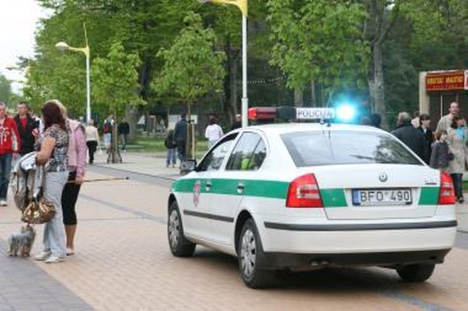 Girtas dviratininkas rėžėsi į policijos mašiną
