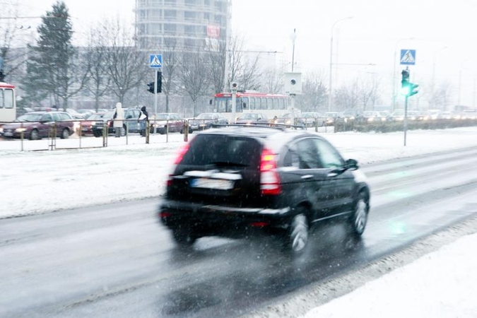 Visoje Lietuvoje – slidūs rajoniniai keliai